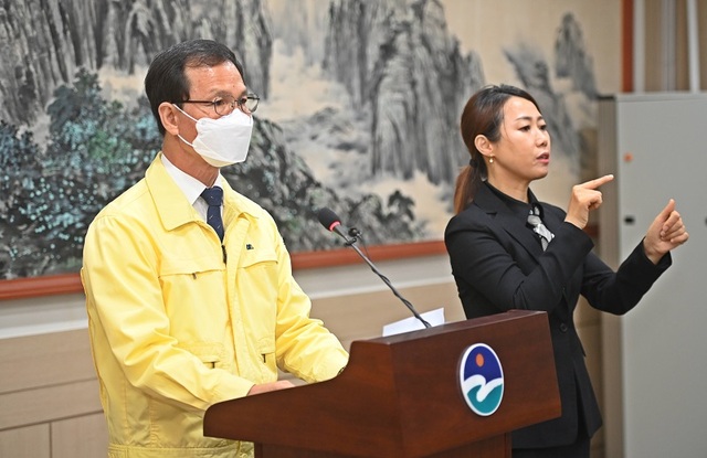 ▲ 조병옥 음성군수가 22일 사회적 거리두기 1.5단계 격상을 발표하고 있다.ⓒ음성군