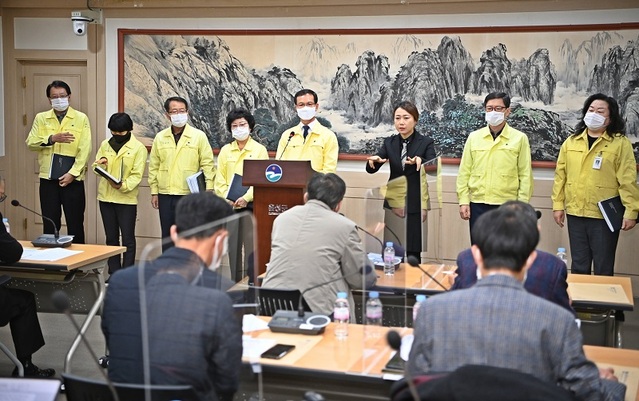 ▲ 조병옥 음성군수가 22일 사회적 거리두기 1.5단계 격상을 발표하고 있다.ⓒ음성군