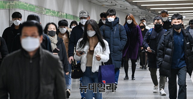 ▲ 사회적 거리두기 2단계를 앞둔 23일 오전 서울 송파구 송파역 인근에서 직장인들이 마스크를 착용하고 이동하고 있다. ⓒ권창회 기자