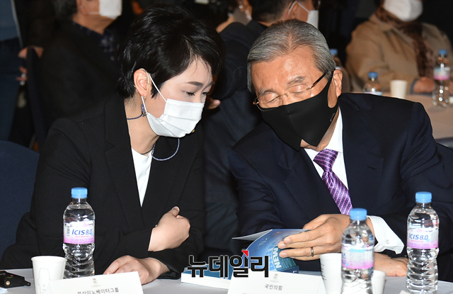 ▲ 이언주(좌) 전 의원이 23일 서울 여의도 켄싱턴호텔에서 열린 자신의 출판기념회에서 김종인(우) 국민의힘 비상대책위원장과 대화하고 있다. ⓒ이종현 기자