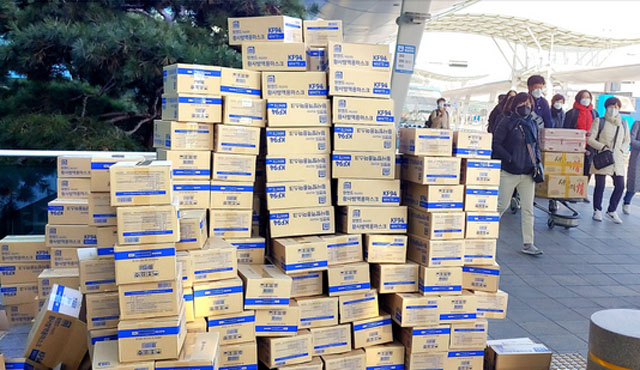 ▲ 지난 2월 5일 인천공항 출국장 앞에 쌓여 있는 KF94 마스크 박스. 이후 국내에서 마스크 품귀 현상이 일자 중국산 마스크가 국내에 대량으로 유통됐다. ⓒ뉴시스. 무단전재 및 재배포 금지.
