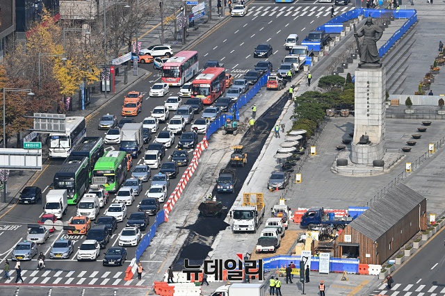 ▲ 서울시 관계자들이 17일 오후 서울 종로구 광화문광장에서 재정비 공사를 하고 있다. ⓒ권창회 기자