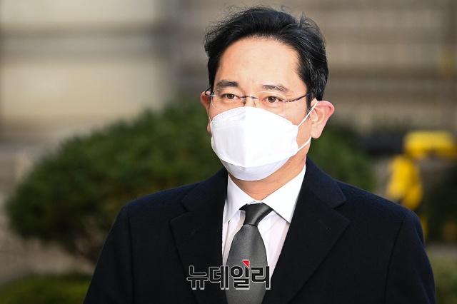 ▲ 이재용 삼성전자 부회장이 23일 오후 서울 서초구 서울고등법원에서 열린 국정농단 파기환송심 공판에 출석하고 있다. ⓒ권창회 기자