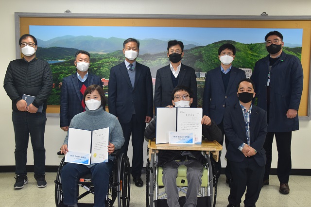 ▲ 포스코휴먼스는 위덕대학교에게 ‘With Dream’ 장학금을 전달했다.ⓒ위덕대