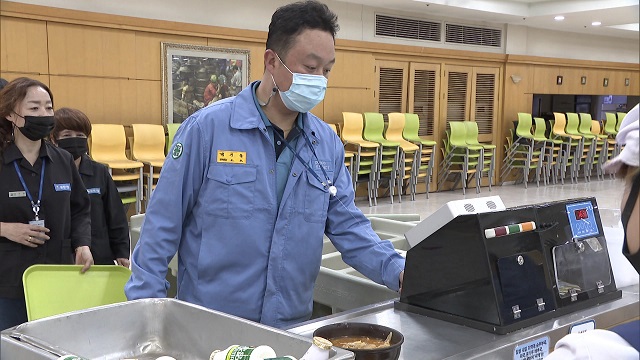 ▲ 포항제철소 대식당에서 포스코 그룹사·협력사 직원들이 출입증을 이용해 식당을 이용하고 있다.ⓒ포항제철소