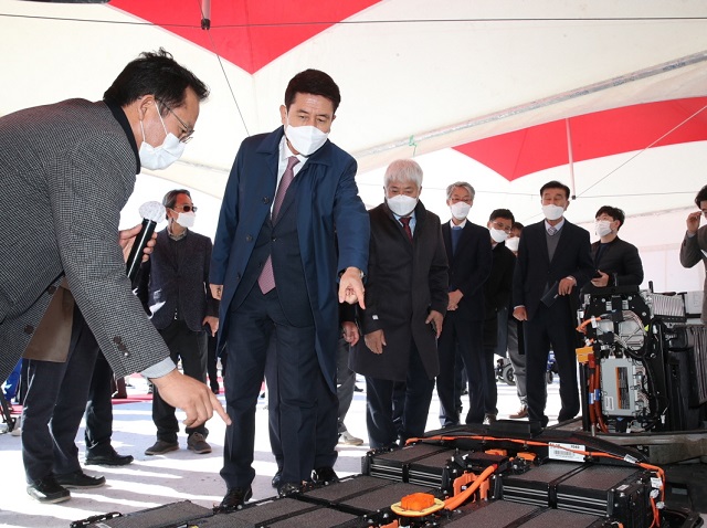 ▲ 이강덕 시장이 경북TP관계자로부터 배터리 구조와 기능에 대한 설명을 듣고 있다.ⓒ포항시