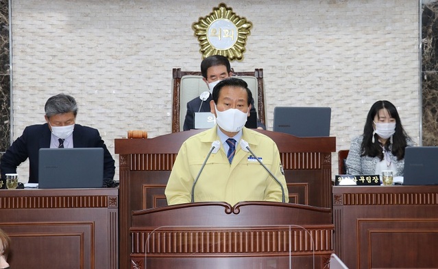 ▲ 김재종 옥천군수가 23일 군의회에서 2021년도 예산안 제출과 관련, 시정연설을 하고 있다.ⓒ옥천군