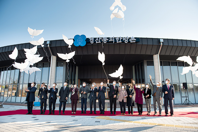 ▲ 개관식에는 최영조 경산시장과 이기동 시의회의장 및 시의원, 대경대총장, 경산상공회의소 회장 등 산, 학, 관 관계자 100여명이 참석했다.ⓒ경산시