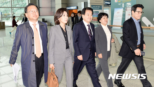 ▲ 지난 2016년 11월14일 (왼쪽부터) 더불어민주당 김부겸·새누리당(현 국민의힘) 나경원·국민의당 정동영·조배숙·새누리당 정병국 의원으로 구성된 국회의장 산하의 동북아 평화·협력 의원 외교단이 도널드 트럼프 미국 당시 대통령 당선인의 외교정책을 담당해 온 리차드 하스 미국외교협회장 및 상·하원 의장을 면담하기 위해 미국으로 출국했다.ⓒ뉴시스