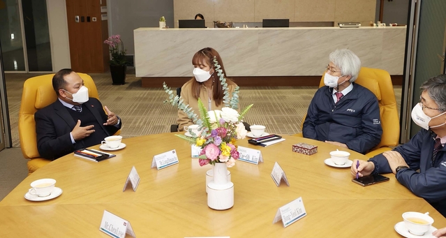 ▲ DGB금융그룹이 지난 20일 캄보디아 대사 초청해 협력방안을 논의했다(왼쪽부터 롱 디망쉐 캄보디아 대사, 통역관, 김태오 DGB회장).ⓒDGB 금융그룹