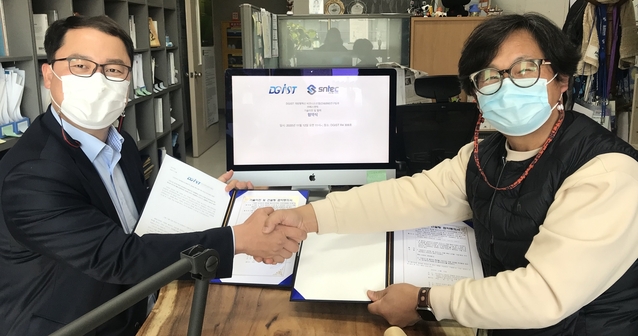 ▲ DGIST 윤진효 책임연구원(우)과 (주)에스엔텍 이상현 대표(좌)가 MOU를 맺고 기념촬영을 하고 있다.ⓒDGIST