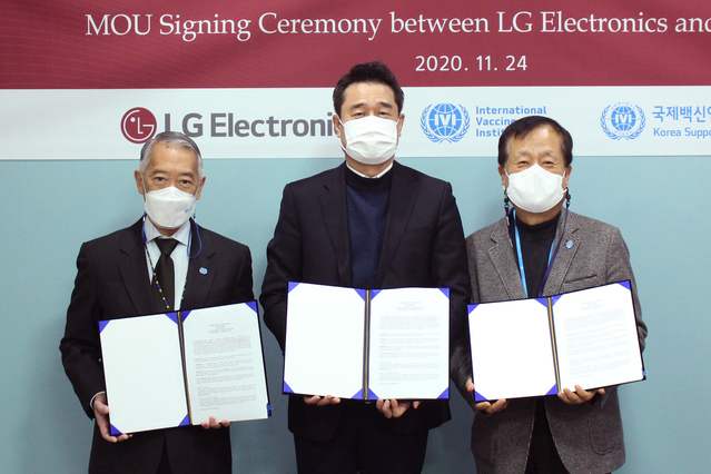 ▲ 24일 서울 관악구에 위치한 국제백신연구소(IVI)에서 열린  에티오피아 콜레라  백신 접종 및  예방 사업 업무  협약식에서 (왼쪽부터) IVI 제롬  김 사무총장, LG전자 대외협력담당 윤대식 전무, IVI한국후원회 박상철  회장이 협력 양해각서를  교환하고 있다. ⓒLG전자