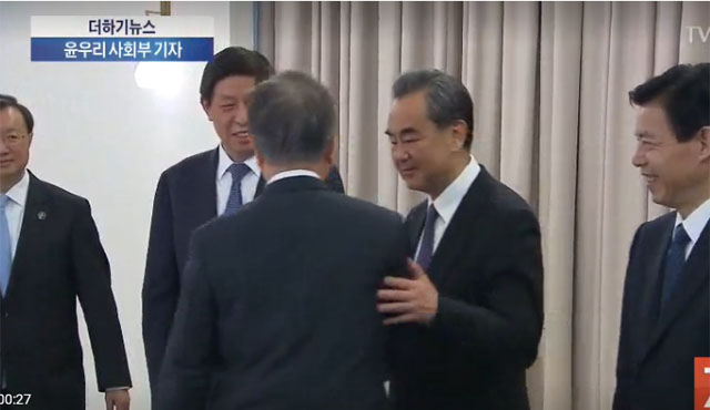 ▲ 2017년 8월 문재인 대통령이 취임 후 독일에서 처음 중국 공산당 지도부와 만났을 때 모습. 당시 왕이 외교부장은 문재인 대통령의 팔을 툭 치는 모습을 보여 결례 논란을 일으켰다. ⓒ당시 TV조선 관련보도 화면캡쳐.