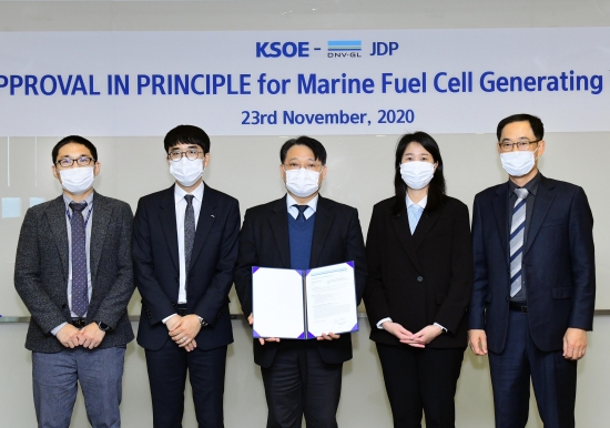 ▲ 한국조선해양은 최근 DNV-GL로부터 ‘아프라막스(11만4천톤)급 원유운반선의 연료전지 발전시스템’에 대한 기본인증(AIP)를 획득했다.(사진 왼쪽 세번째부터 한국조선해양 미래기술연구원 김원현 상무, DNV-GL 이정은 센터장)ⓒ한국조선해양