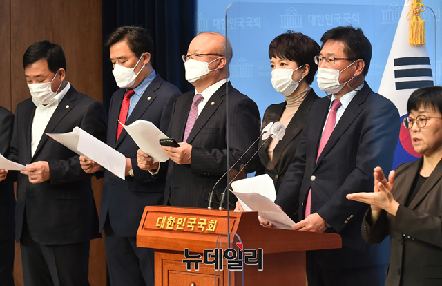 ▲ 국민의힘 국토교통위원회 소속 의원들이 24일 오후 국회 소통관에서 기자회견을 열고 진선미 국회 국토위원장 사퇴 요구 및 김현미 등 국토부 장ㆍ차관 경질을 요구했다. ⓒ이종현 기자