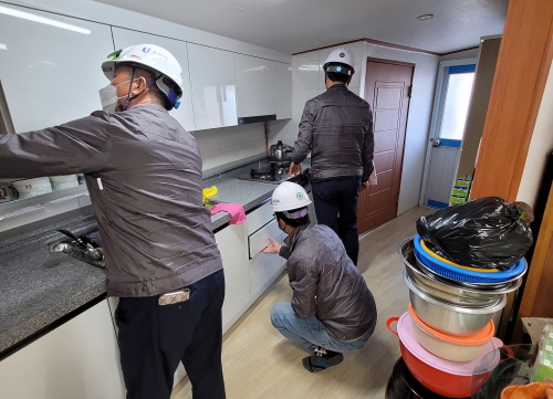 ▲ 보수공사가 완료된 싱크대를 점검하고 있는 모습. ⓒ 반도건설