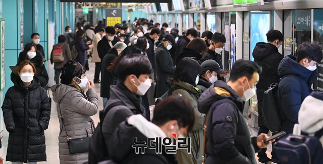 ▲ 23일 오전 서울 송파구 송파역을 이용하는 직장인들이 마스크를 착용하고 이동하고 있다. ⓒ권창회 기자