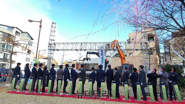 ▲ 이강덕 포항시장, 시·도의원 및 시민들이 참석한 가운데 학산천 생태하천 조성사업 기공식을 개최했다.ⓒ뉴데일리