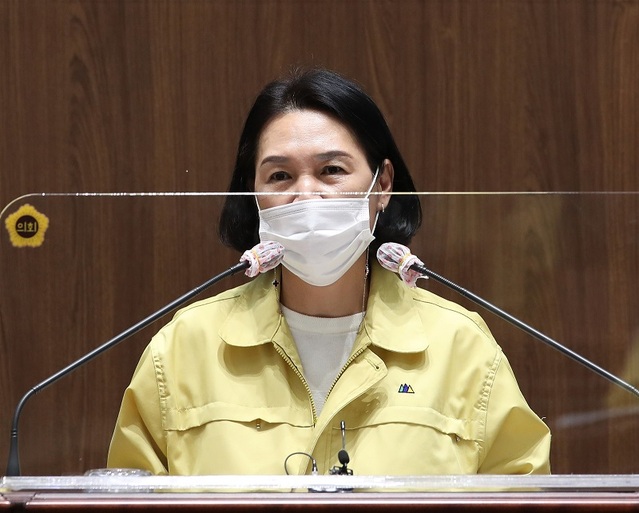 ▲ 김은나 충남도의원이 24일 충남도의회 본회의장에서 교육행정분야에 대한 질의를 하고 있다.ⓒ충남도의회