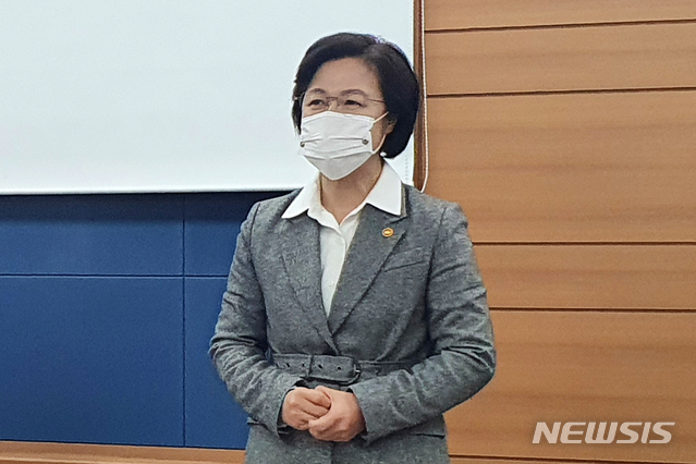 ▲ 추미애 법무부 장관이 24일 오후 서울 서초구 서울고등검찰청 의정관에서 윤석열 검찰총장 감찰 결과를 발표를 준비하고 있다. ⓒ뉴시스