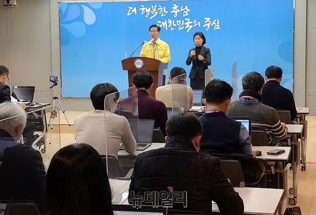 ▲ 양승조 충남도지사가 25일 도청 프레스센터에서 특별 방역조치 시행 및 생활방역 강화와 관련해 브리핑을 하고 있다.ⓒ김정원 기자