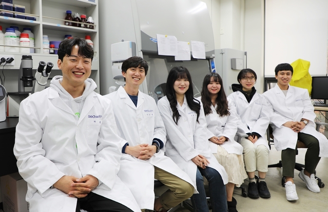 ▲ 금준호, 이희재 공동대표(왼쪽 첫번쨰,두번쨰)와 (주)씨위드 멤버들.ⓒDGIST