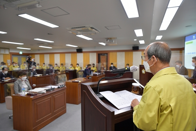 ▲ 이승율 청도군수는 25일 열린 제270회 청도군의회 제2차 정례회에서 내년도 군정 발전을 위한 운영 방향과 주요 시책을 시정연설을 통해 제시했다.ⓒ청도군