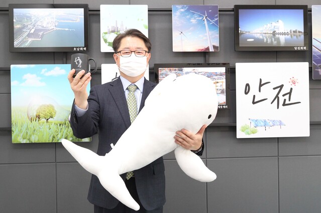 ▲ 핸드 인 핸드 캠페인에 동참한 박일준 동서발전 사장 ⓒ동서발전 제공