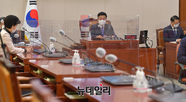 ▲ 더불어민주당 소속 윤호중 국회 법사위원장이 25일 오전 국회에서 열린 법사위 전체회의에 출석해 회의를 주재하고 있다. 민주당에서는 이날 회의에 윤 위원장과 여당 간사인 백혜련 의원이 참석했다. ⓒ이종현 기자