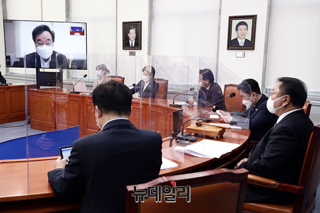 ▲ 이낙연 더불어민주당 대표가 25일 서울 여의도 국회에서 열린 최고위원회의에서 화상으로 참석해 모두발언을 하고 있다. ⓒ이종현 기자