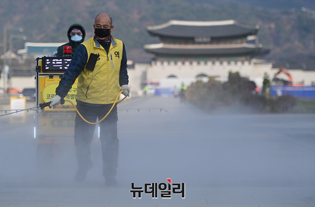 ▲ 수도권 사회적 거리두기 2단계가 진행중인 25일 오전 서울 광화문광장에서 종로구청 관계자들이 K-방역차를 이용해 방역을 하고 있다. ⓒ권창회 기자