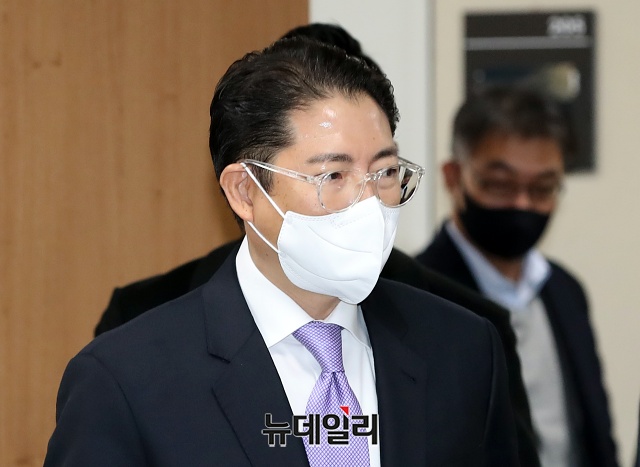 ▲ 조현준 효성 회장이 25일 횡령·배임 혐의 관련 항소심 선고공판에서 징역 2년·집행유예 3년을 선고 받은 후 서울고등법원을 빠져나오고 있다. ⓒ권창회 기자