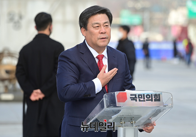 ▲ 김선동 전 미래통합당(구 국민의힘) 의원이 25일 오전 서울 광화문광장 세종대왕상 앞에서 내년 4·7 서울시장 보궐선거 출마를 공식 선언했다.ⓒ정상윤 기자