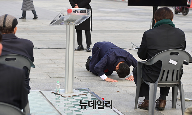 ▲ 김선동 전 미래통합당(구 국민의힘) 의원이 25일 4·7 서울시장 보궐선거 출마 선언 후 지지자들을 향해 큰 절을 올리고 있다.ⓒ정상윤 기자