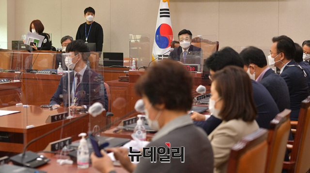 ▲ 윤호중 국회 법사위원장이 25일 오전 국회에서 열린 법사위 전체회의에 출석해 회의를 주재하고 있다.ⓒ이종현 기자