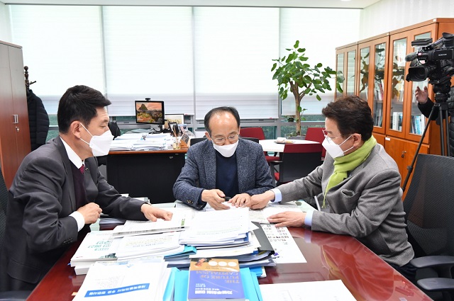 ▲ 이강덕(왼쪽) 포항시장, 이철우(오른쪽) 경상북도지사가 추경호(가운데) 예산결산특별위원회 간사를 만나 내년도 국비사업의 필요성을 설명하고 있다.ⓒ포항시