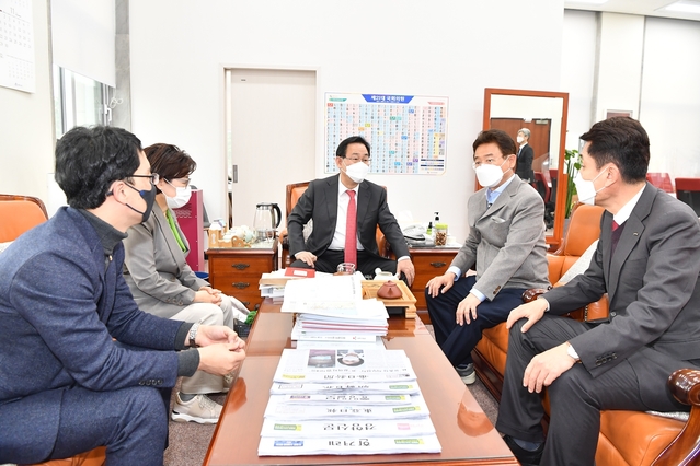 ▲ 이철우 경상북도지사(오른쪽 두번째)가 25일 내년도 예산 확보를 위해 국회를 전격 방문해 주호영 국민의힘 원내대표(중간)를 만나 관심과 지원을 요청했다.ⓒ경북도