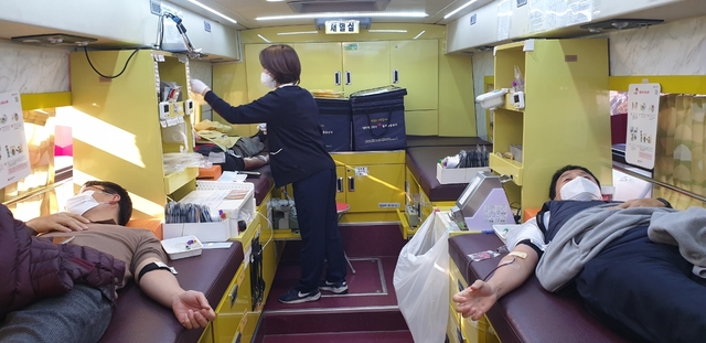 ▲ 영양군은 25일 영양군청 전정에서 대한적십자사 대구·경북혈액원과 함께 공직자 및 기관단체 임직원, 지역주민이 참여하여 3회 차 ‘사랑의 헌혈운동 릴레이’를 펼쳤다.ⓒ영양군