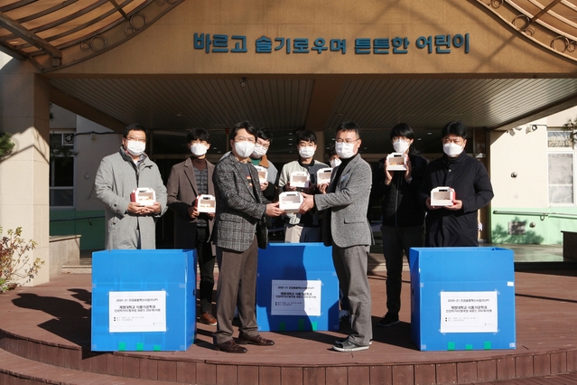 ▲ 계명대 식품가공학전공 교수와 학생들은 인근 신당초등학교를 기능성 소재가 포함된 청국장 빵 200개를 다문화가정 학생들에게 나눠줬다.ⓒ계명대