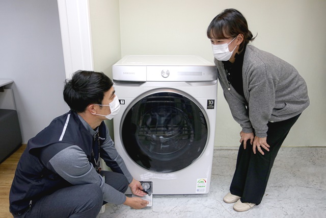 ▲ 삼성전자서비스 수리 엔지니어가 출장 점검 서비스를 신청한 고객에게 플러스케어 서비스 제공하는 모습. ⓒ삼성전자서비스
