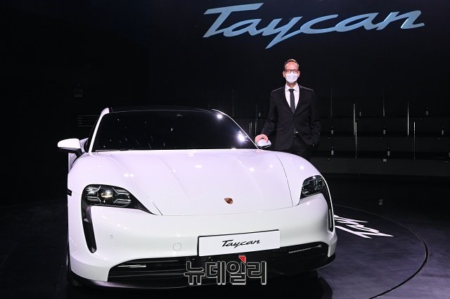 ▲ 타이칸 4S와 홀가 게어만 포르쉐코리아 대표이사 ⓒ권창회 기자