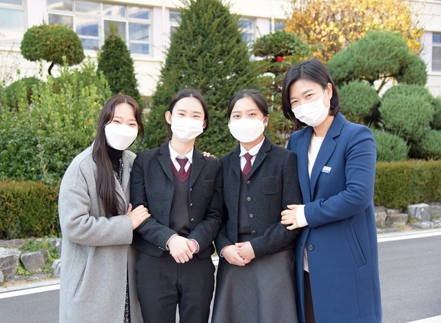 대전여자상업고등학교 김소윤, 조윤희 학생이 건강보험공단에 취업이 확정된 가운데 지도교사들과 기념촬영을 했다.ⓒ대전교육청