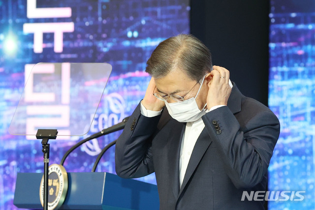 ▲ 문재인 대통령이 22일 한국판 뉴딜 연계 스마트시티 추진전략 보고대회에 참석해 발언을 마친 뒤 마스크를 쓰고 있다. ⓒ뉴시스