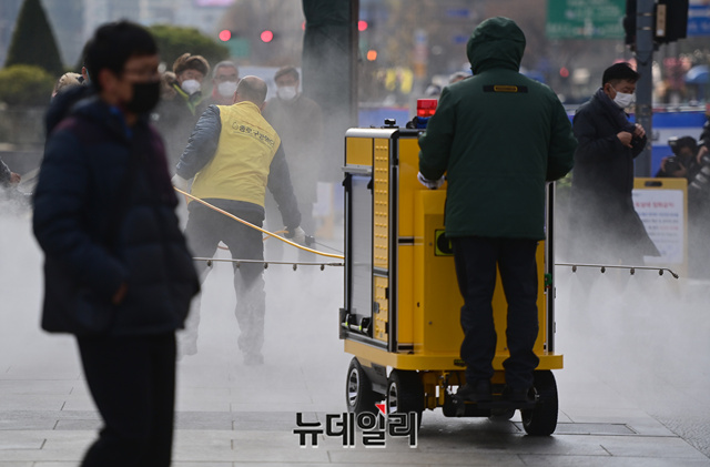 ▲ 25일 오전 서울 광화문광장에서 종로구청 관계자들이 K-방역차를 이용해 방역을 하고 있다. ⓒ정상윤 기자