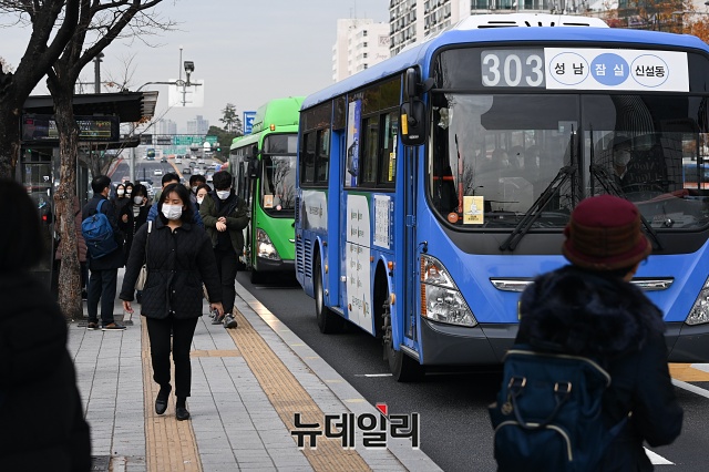 ▲ 서울 송파구 잠실역 인근 버스정류장에서 시민들이 버스를 기다리고 있다. ⓒ권창회 기자