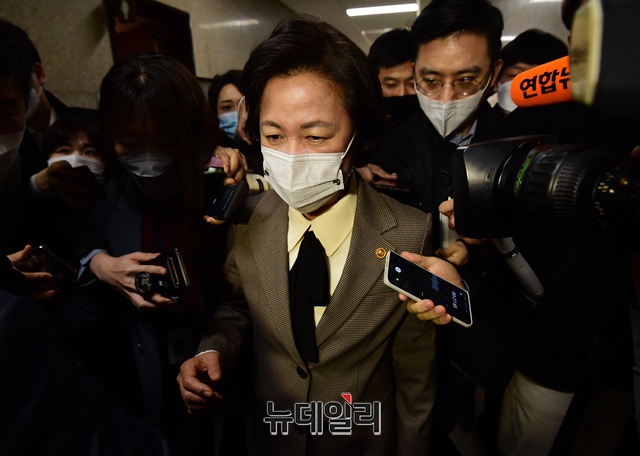 ▲ 윤석열 검찰총장에 대한 징계 청구와 직무배제 명령을 내린 추미애 법무부 장관을 전국 고검·지검장·대검 간부·부부장검사들이 26일 한목소리로 비판했다. ⓒ박성원 기자