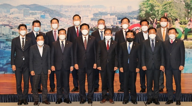 ▲ 지난 25일 대구에서 열린 전국시도의회의장협의회를 마친 뒤 전국의 의장들이 기념촬영을 하고 있다.ⓒ세종시의회