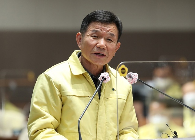 ▲ 정광섭 충남도의원이 26일 도의회에서 태안 천수만 오염과 관련해 질의를 하고 있다.ⓒ충남도의회