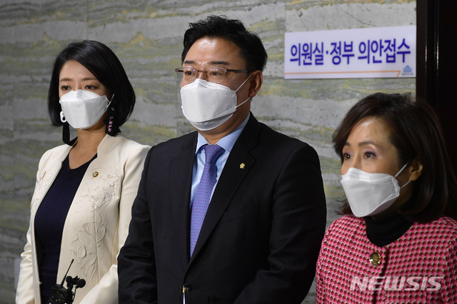 ▲ 김성원 국민의힘 원내수석부대표(가운데), 전주혜 원내부대표(오른쪽), 배현진 원내대변인이 27일 오전 서울 여의도 국회에서 '추미애 법무부 장관의 윤석열 검찰총장 직무정지 명령 등으로 인한 법치 문란 사건 진상 규명을 위한 국정조사 요구서'를 의안과에 제출한 뒤 취재진 질문에 답하고 있다.ⓒ공동취재사진