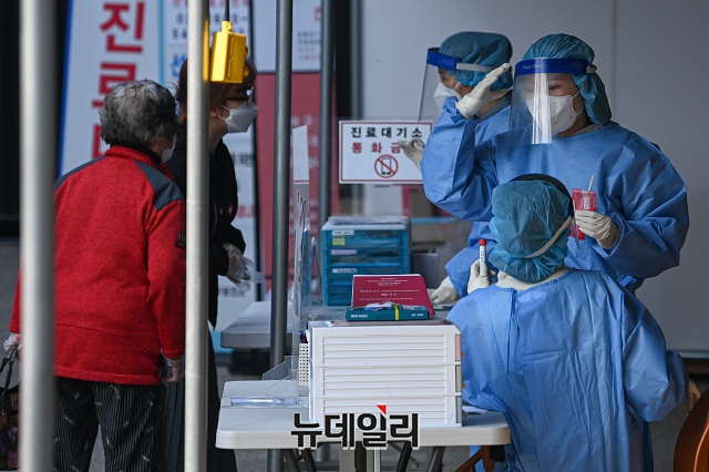 ▲ 26일 오후 서울 강서구 보건소에 마련된 선별진료소가 검사를 받으러 온 시민들로 붐비고 있다. ⓒ권창회 기자
